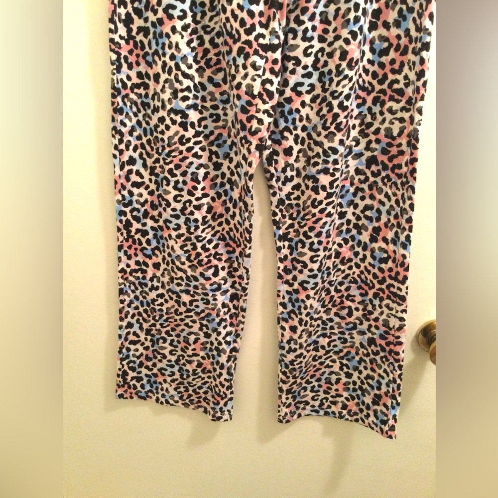 SO Black T-Shirt and Leopard Print Pajama Bundle - Picture 7 of 9